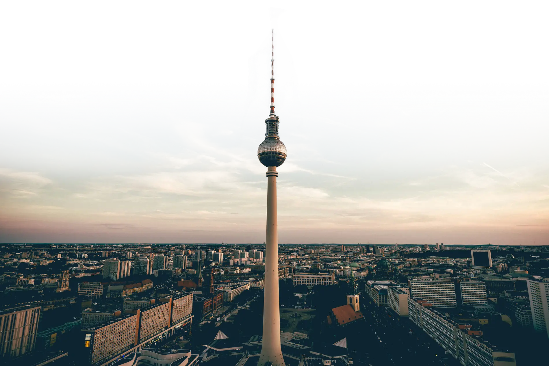 Blick über Berlin mit dem Fernsehturm in der Abenddämmerung