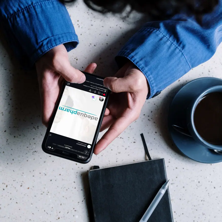 Der Instagram-Kanal der adequapharm auf einem Smartphone